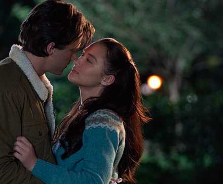 Belly and Conrad in The Summer I Turned Pretty TSITP about to kiss.