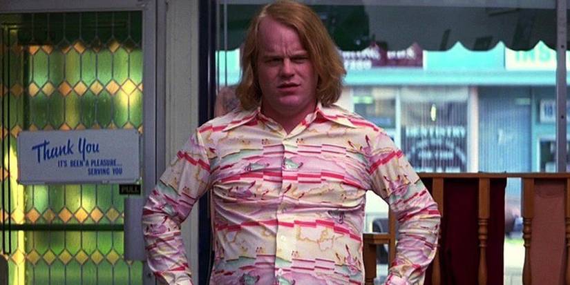 Philip Seymour Hoffman sebagai Scotty J. berdiri dengan tangan di pinggang di Boogie Nights