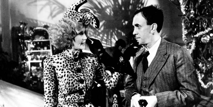 Jonathan Pryce as Sam Lowry and Katherine Helmond as Mrs. Ida Lowry in Brazil