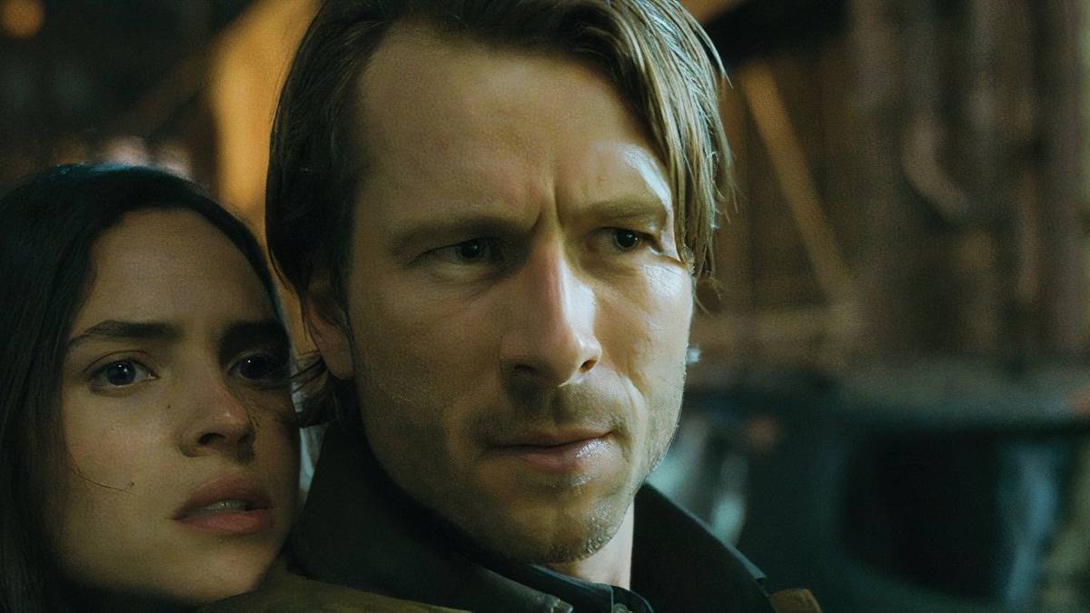 Adria Arjona's Madison standing behind Glen Powell's Gary in Hit Man