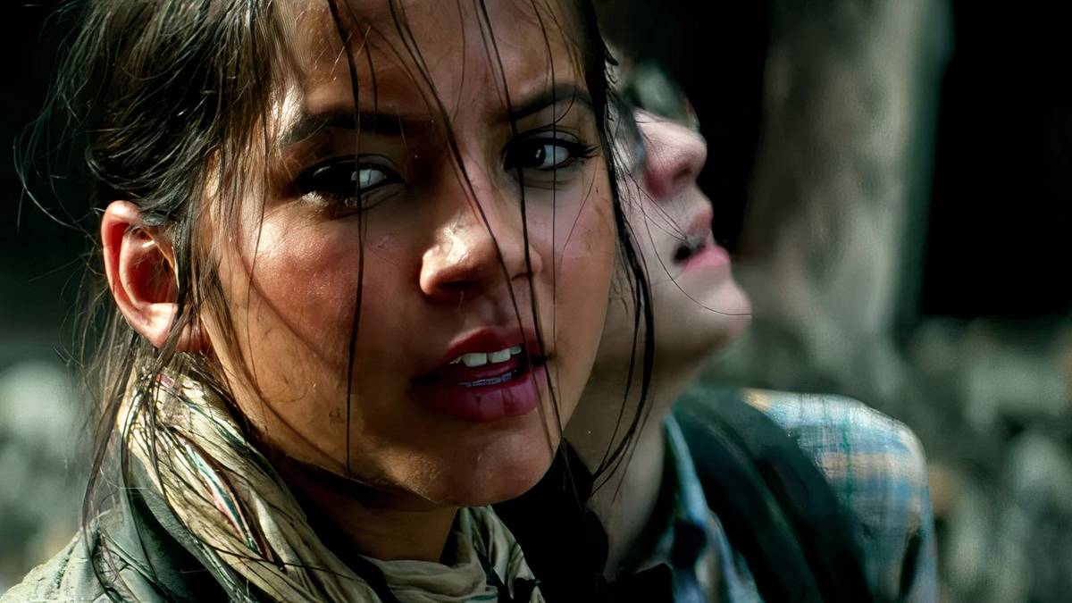 Izabella looking to her right in Transformers: The Last Knight