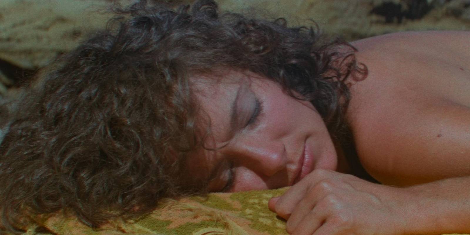 Jessie Rockatansky sleeping on a blanket in the ground in 'Mad Max'