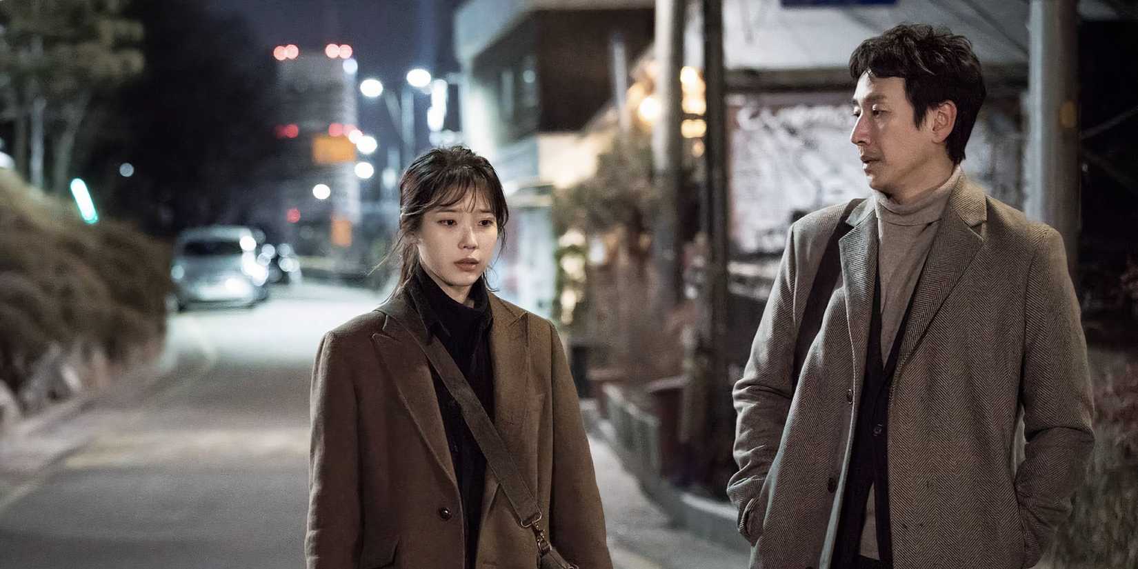 Lee Sun-kyun as Park Dong Hoon and IU as Lee Ji An in My Mister walk side by side.