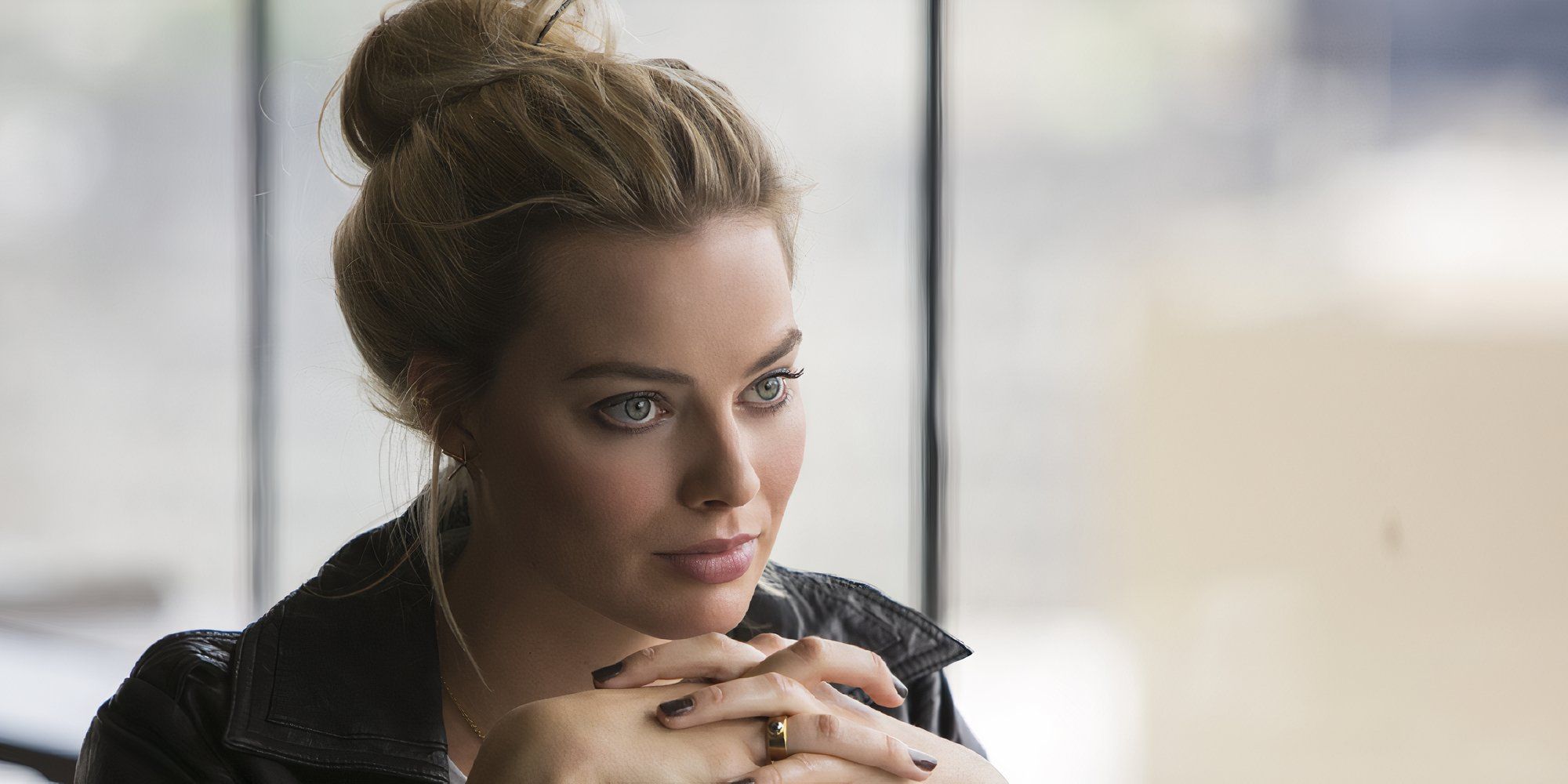 Margot Robbie as Jess in Focus