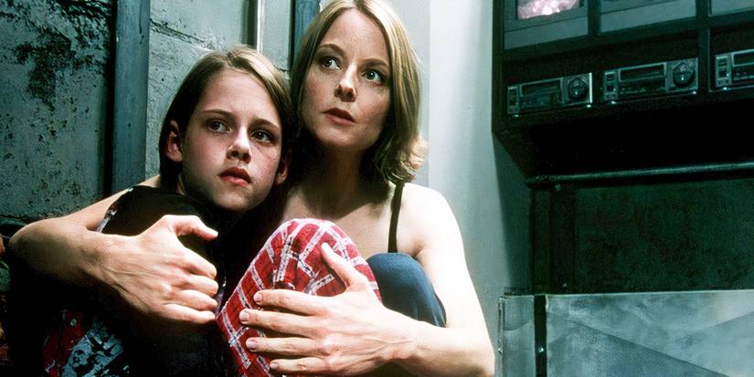 Jodie Foster as Meg and Kristen Stewart as Sarah looking scared in Panic Room