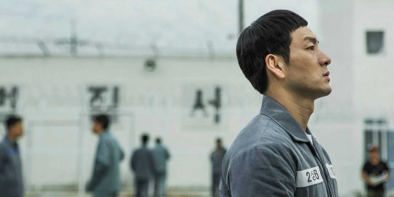 Park Hae-soo as Kim Je Hyuk in Prison Playbook looking at something off-camera