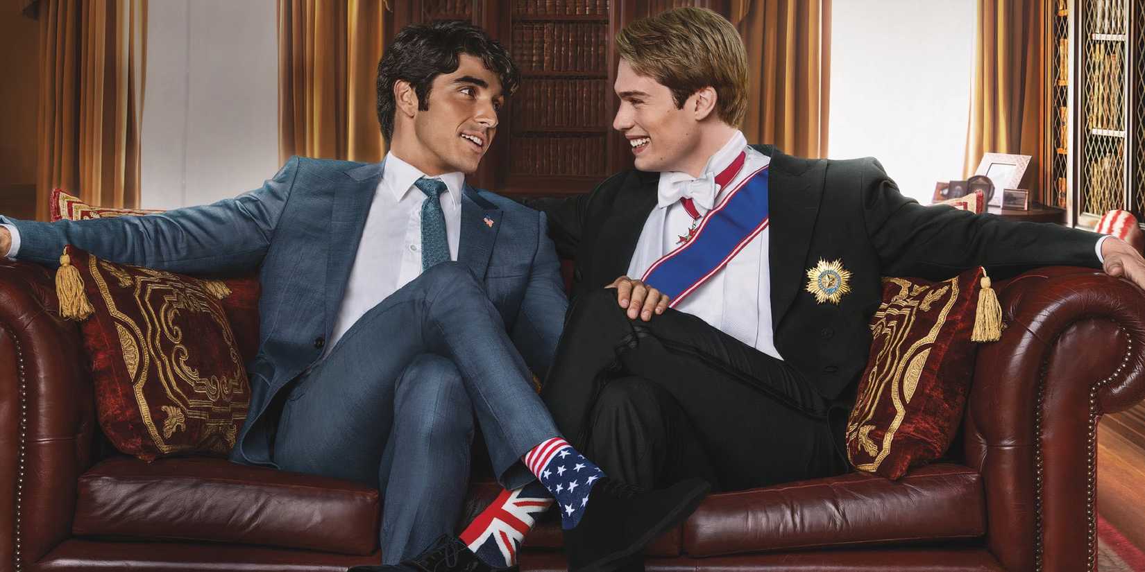 Taylor Zakhar Perez dan Nicholas Galitzine di 'Red, White & Royal Blue'