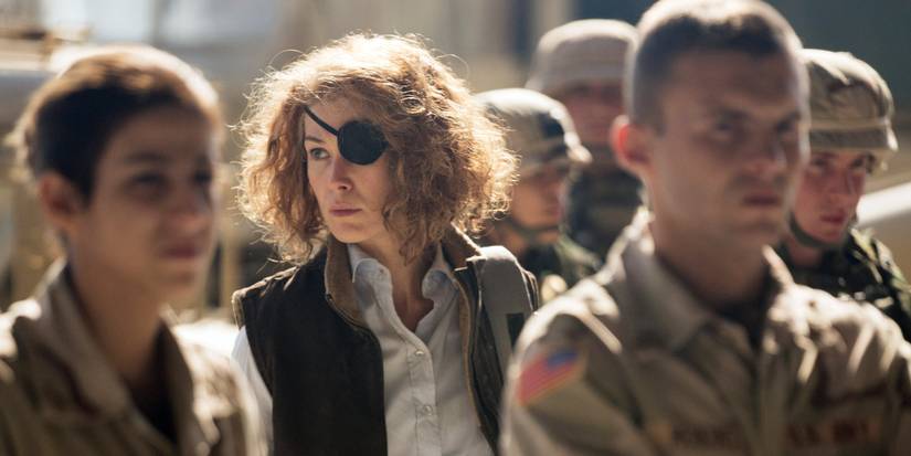 Rosamund Pike among soldiers in A Private War (2018)