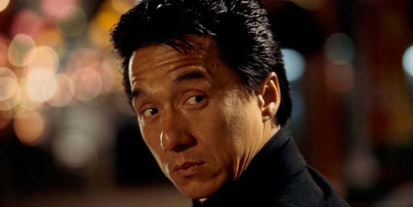 Jackie Chan as Chief Inspector Lee looking back at a person offscreen in Rush Hour (1998)