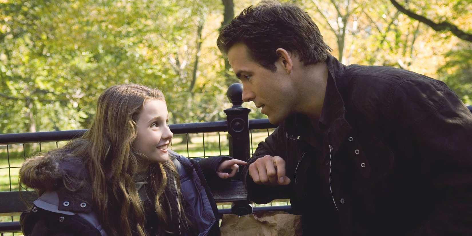 Ryan Reynolds as Will Hayes and Abigail Breslin as Maya Hayes in Definitely, Maybe looking at each other.