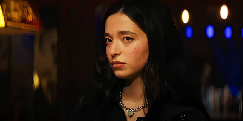 Mikey Madison as Amber Freeman looking serious in 'Scream' (2022)