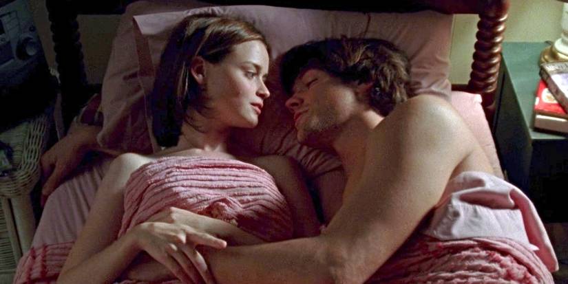 Rory and Dean (played by Alexis Bledel and Jared Padalecki) lying in bed together on Gilmore Girls.