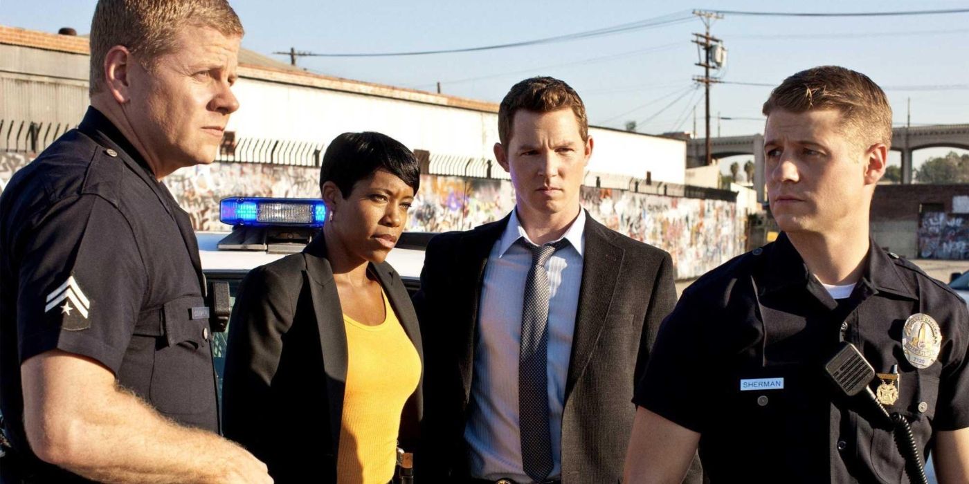 Michael Cudlitz, Regina King, Shawn Hatosy, and Ben McKenzie stand together in a scene from 'Southland.'