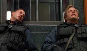 Keanu Reeves and Jeff Daniels dressed up in police gear in 'Speed'