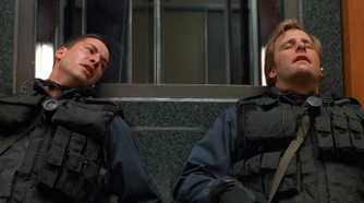 Keanu Reeves and Jeff Daniels dressed up in police gear in 'Speed'