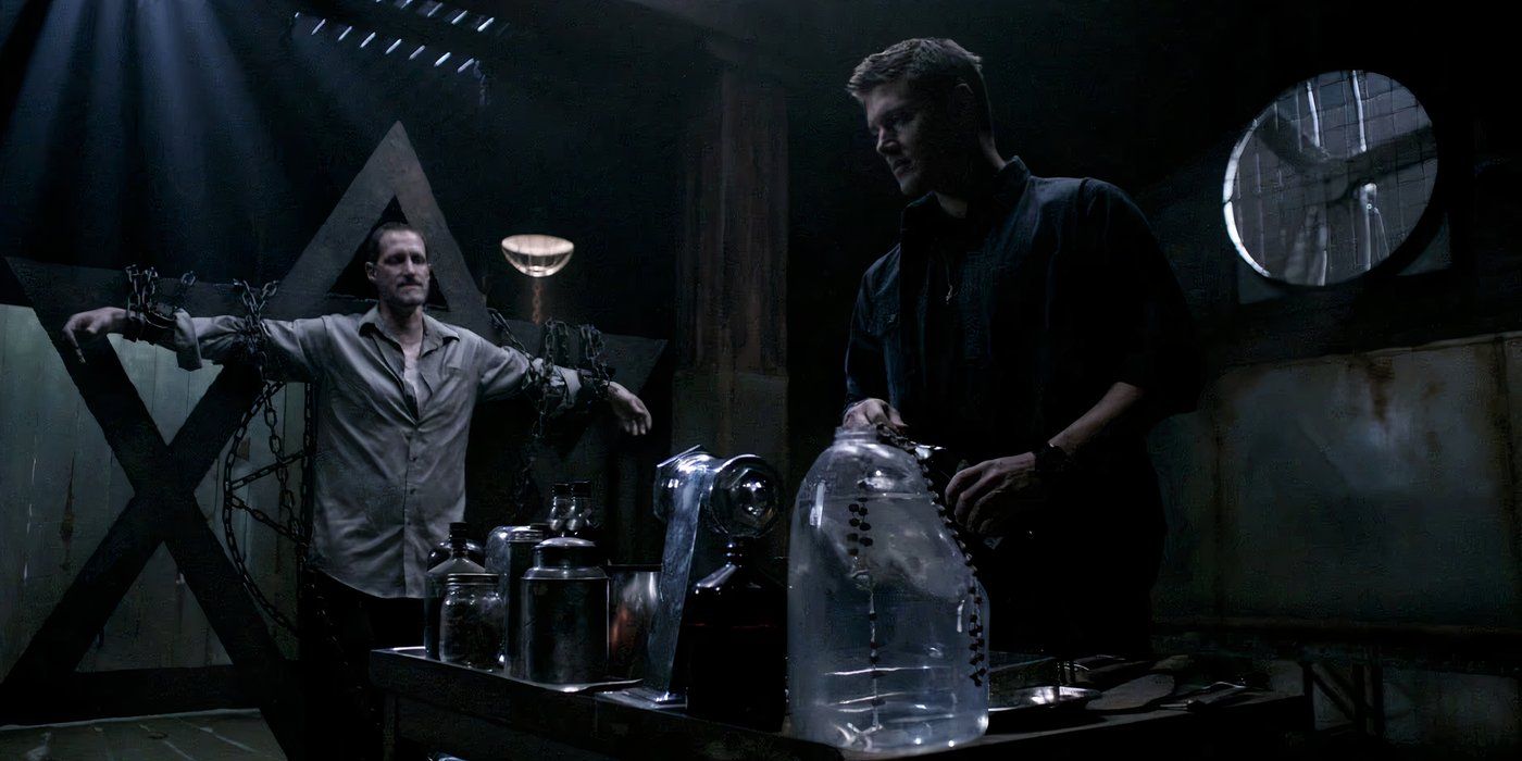 Dean Winchester (Jensen Ackles) se prepara para torturar al demonio Alastair (Christopher Heyerdahl) en un episodio de Supernatural 