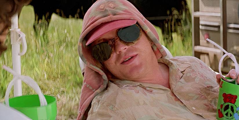 Philip Seymour Hoffman as Dustin Davis, wearing sunglasses and a hat, and holding a cup with a crazy straw in Twister 