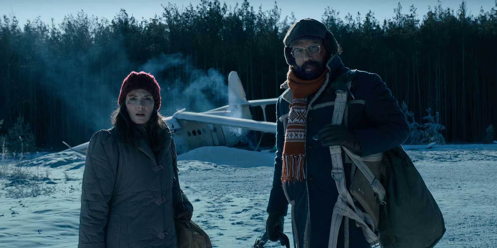 Murray (Brett Gelman) un Joyce (Winona Ryder) sniegā Stranger Things 4. sezonā
