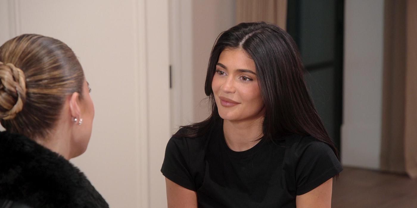 Kylie Jenner chatting on a couch S4 &lsquo;The Kardashians&rsquo;