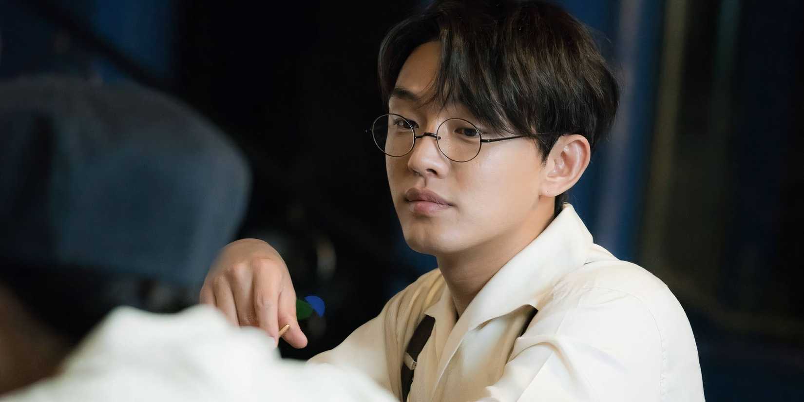 Yoo Ah-in in Chicago Typewriter looking at someone off-camera