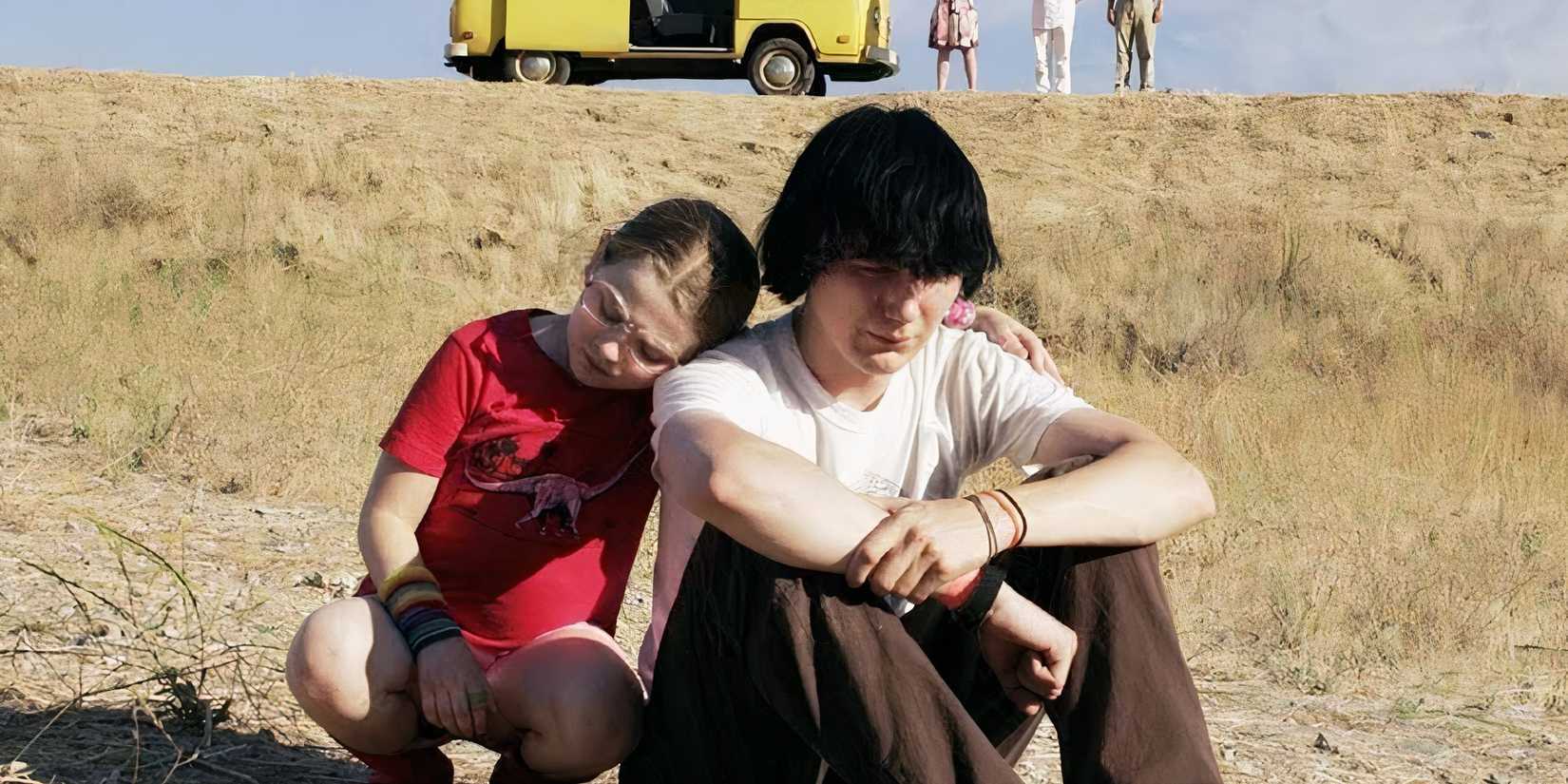 Abigail Breslin as Olive leaning on Paul Dano as Dwayne's shoulder in Little Miss Sunshine.