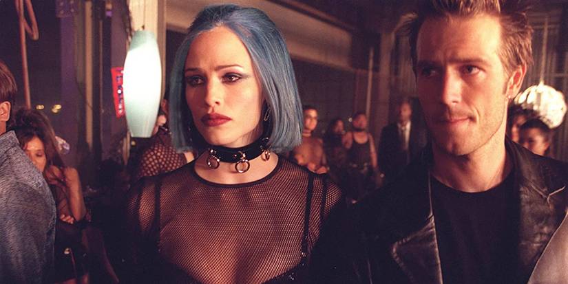 Sydney (Jennifer Garner) in a blue wig and a black collar with Michael Vaughn (Michael Vartan) in Alias.