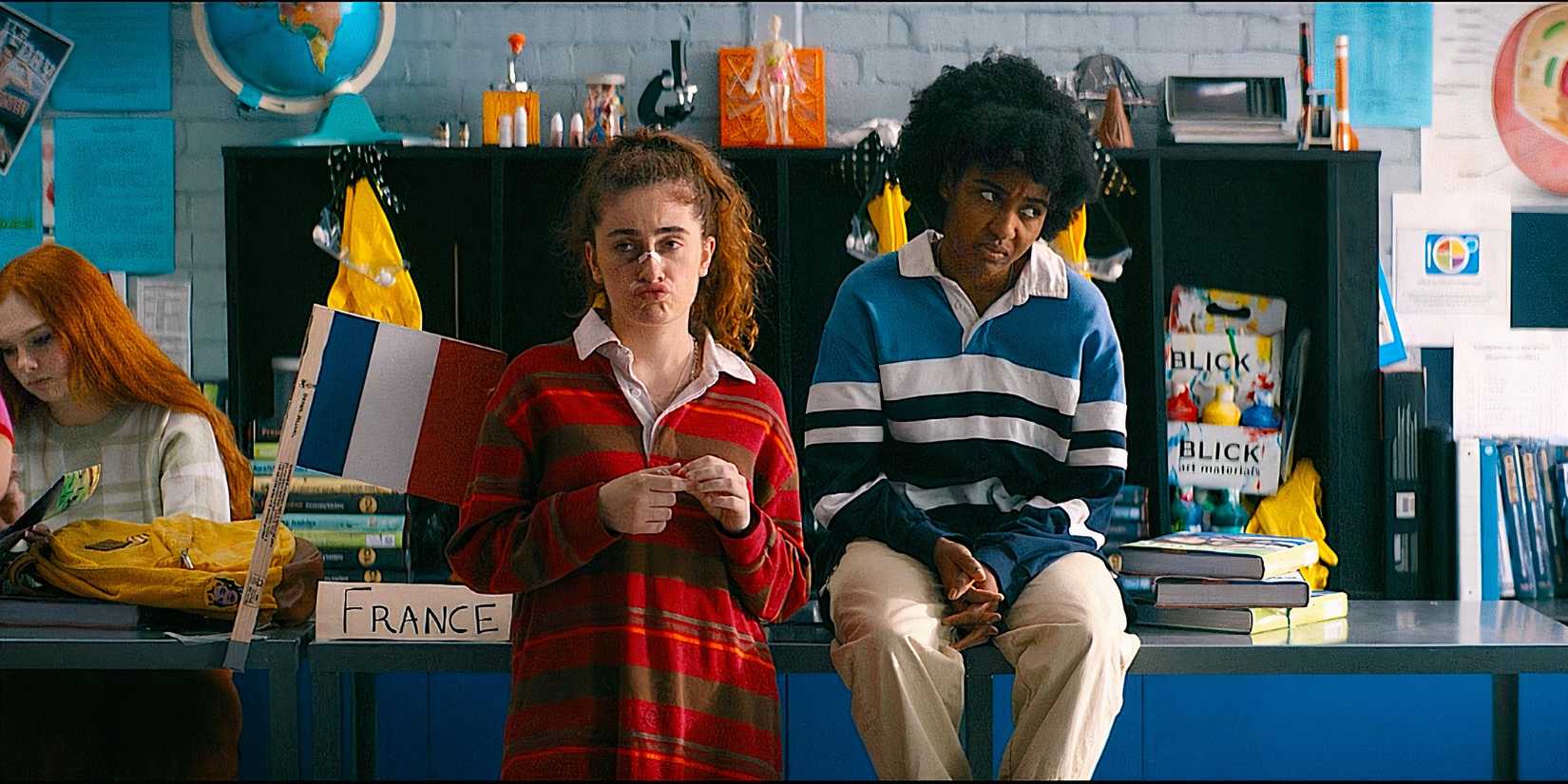 PJ (Rachel Sennott) e Josie (Ayo Edebiri) em Bottoms (2023)