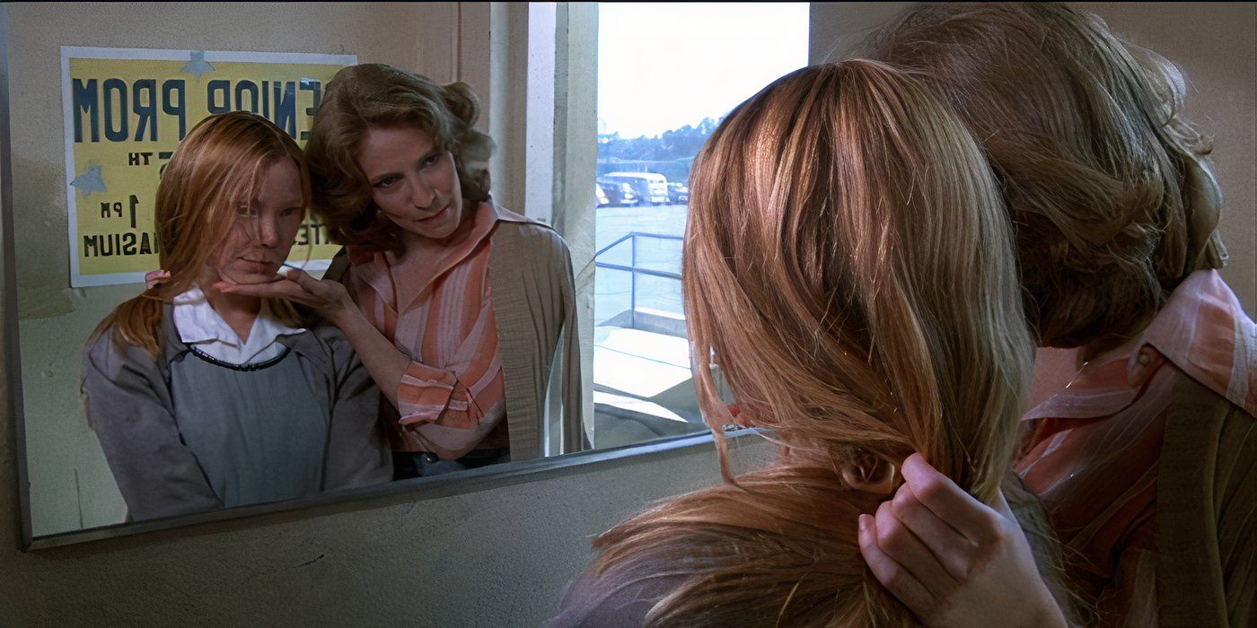 Miss Collins (Betty Buckley) skatās spogulī ar Keriju (Sissy Spacek) 