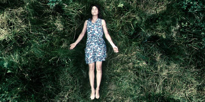 Charlotte Gainsbourg deitado na grama em Anticristo