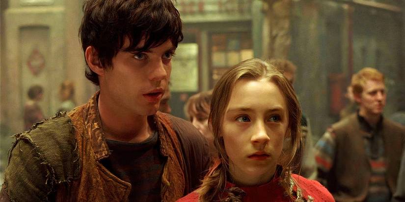  Doon (Harry Treadaway) stands next to Lina (Saoirse Ronan) in City of Ember