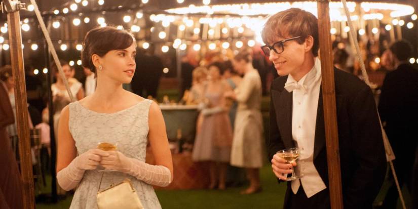 Jane dan Stephen Hawking berbicara di sebuah pesta di The Theory of Everything 