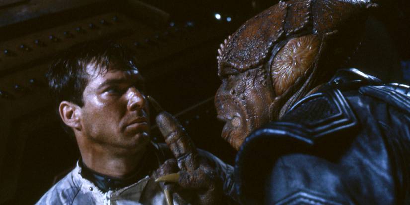 Dennis Quaid's Willis Davidge stared down by Louis Gossage Jr.'s Jeriba Shigan in Enemy Mine