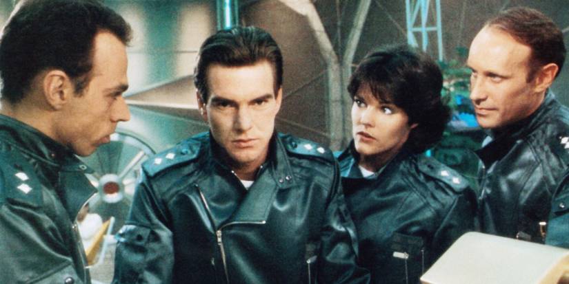 Dennis Quaid as Willis Davidge among his crew in Enemy Mine