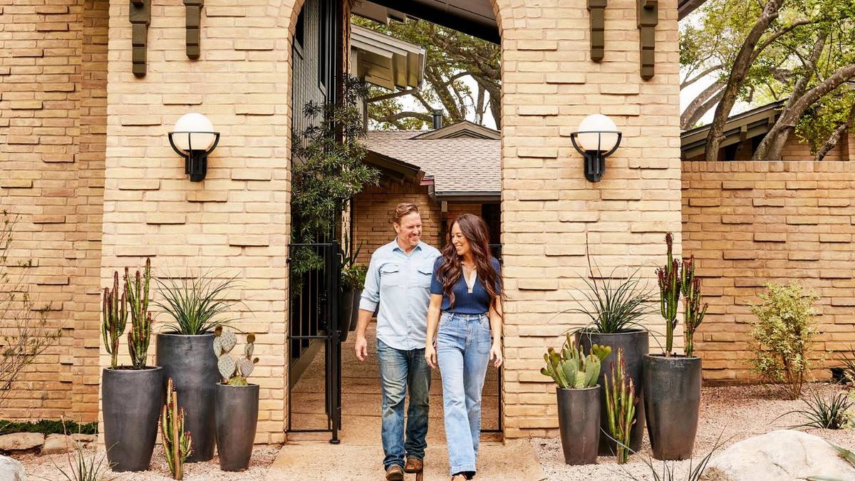 Do Chip & Joanna Gaines Still Own the Lakehouse From the 'Fixer Upper ...