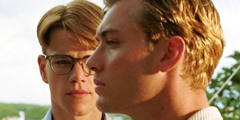 Tom Ripley (Matt Damon) melihat Dickie Greenleaf (Jude law) di The Talented Mr. Ripley