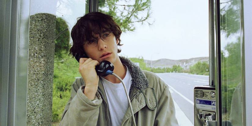 Joseph Gordon-Levitt in a phone booth in Brick.
