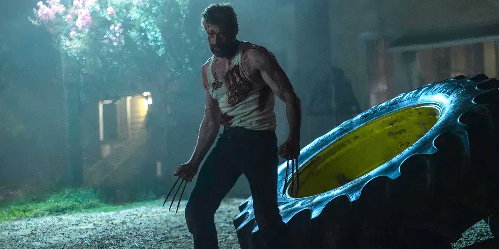 Wolverine (Hugh Jackman) memperlihatkan cakarnya, babak belur dan berdarah, di 'Logan.'