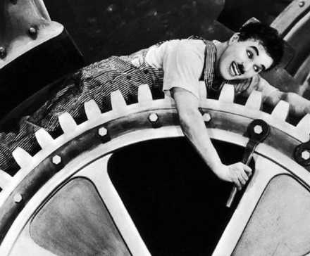 Still of Charlie Chaplin in Modern Times (1936)