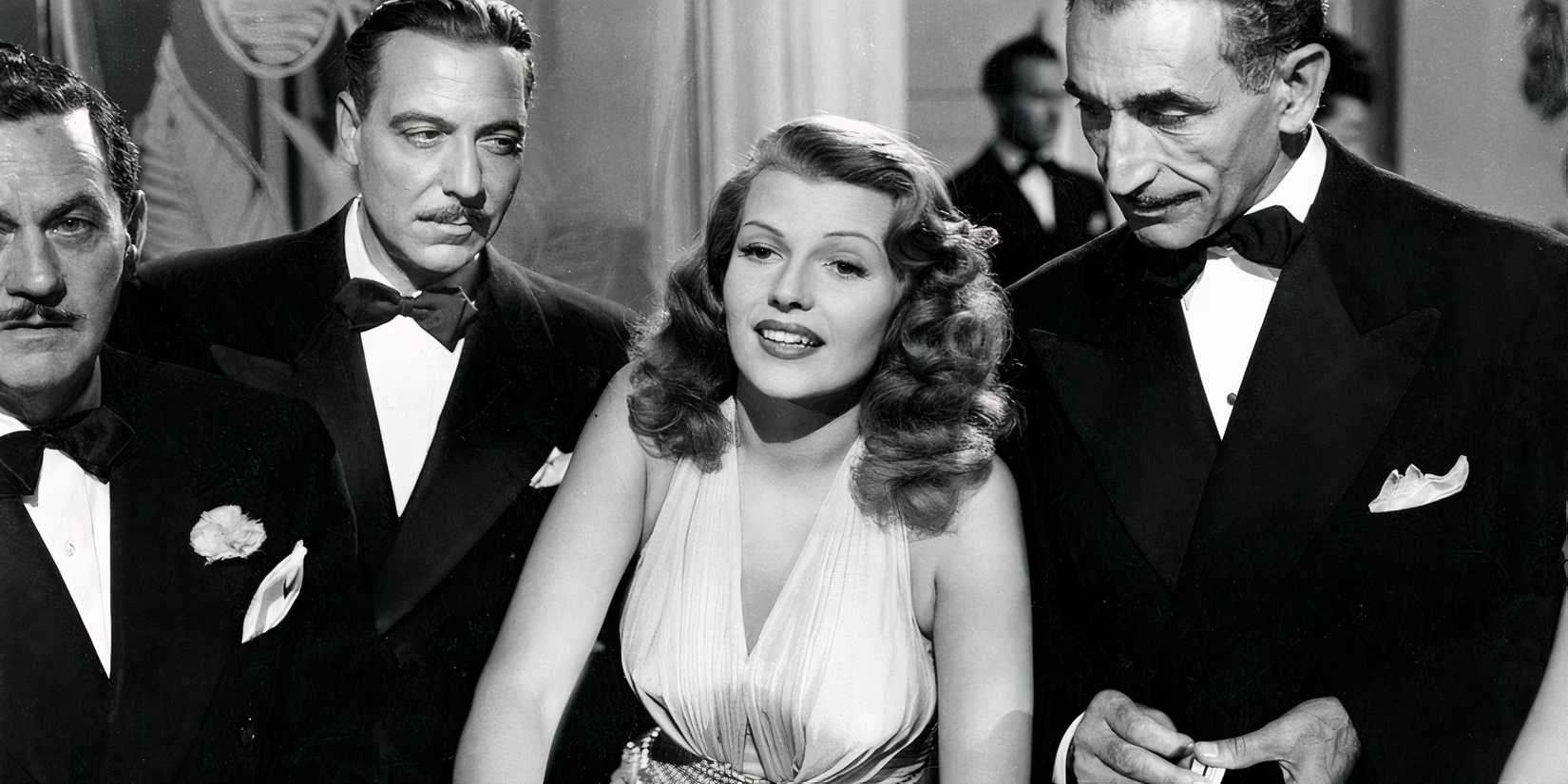 Rita Hayworth como Gilda, cercada por três homens de smoking