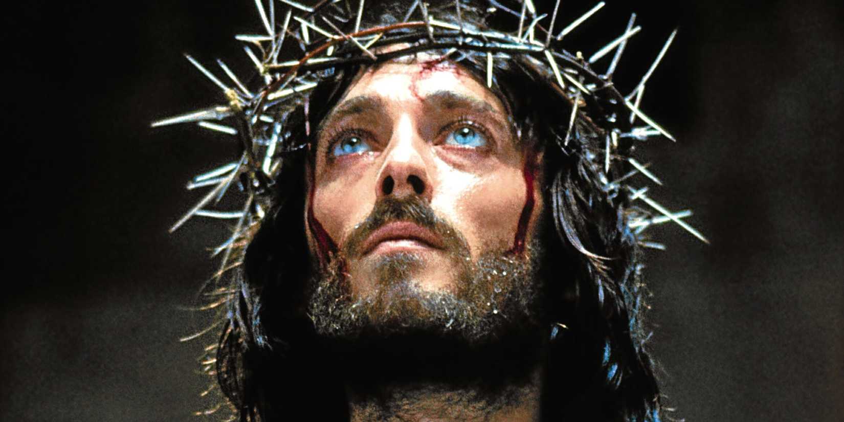 Robert Powell as Jesus with crown of thorns in 'Jesus of Nazareth', looking up