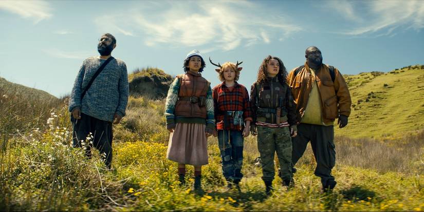 Adeel Akhtar kā Singh, Naledi Murray kā Vendija, Kristians Konverijs kā Guss, Stefānija Lavja Ouena kā Bekija, Nonso Anozie kā Džeperds skatās uz priekšu Sweet Tooth 303. sērijā.
