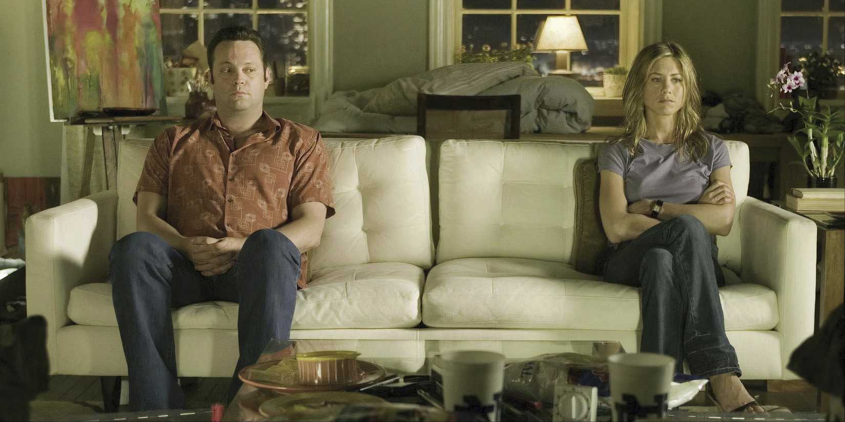 Jennifer Aniston dan Vince Vaughn duduk berseberangan di sofa di The Break-Up