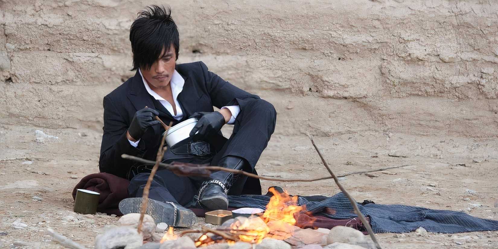 Lee Byung-hun as Park Chang-yi eating in the desert in The Good, the Bad, the Weird