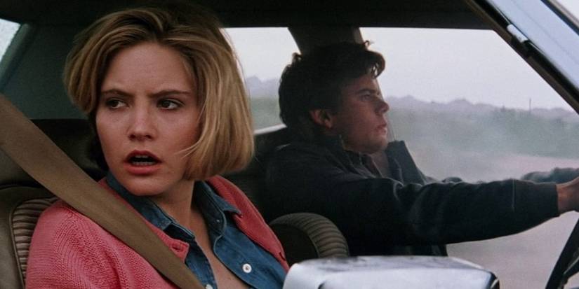 Nash (Jennifer Jason Leigh) di dalam mobil bersama Jim (C. Thomas Howell) di 'The Hitcher'