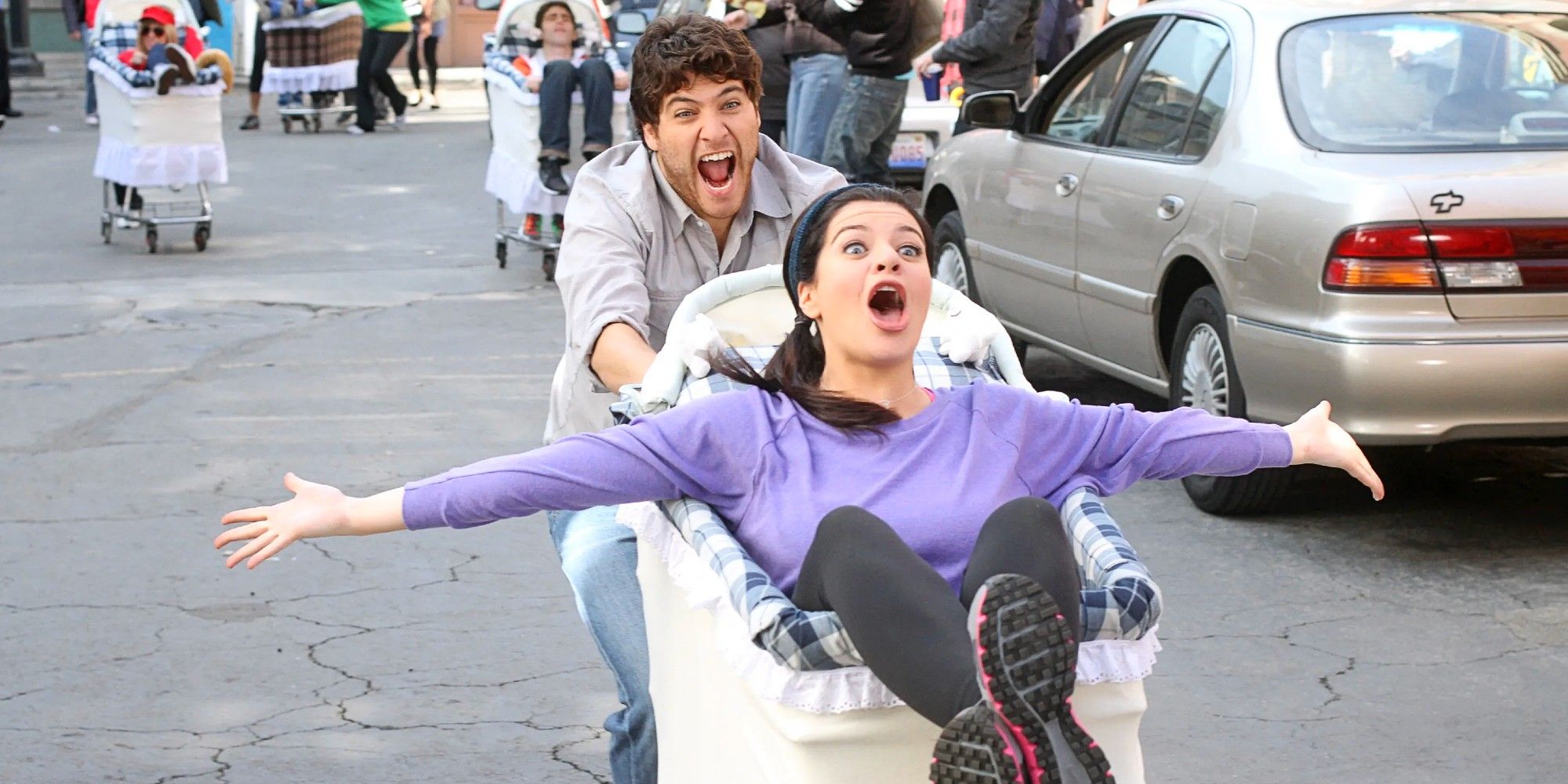 Max Blum mendorong Penny Hart ke dalam keranjang belanja di Happy Endings 