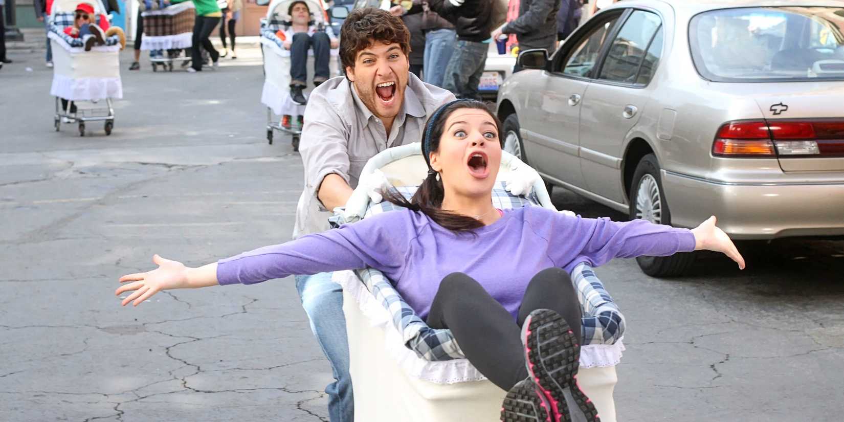 Max Blum pushing Penny Hart in a shopping cart in Happy Endings "The Kerkovich Way"