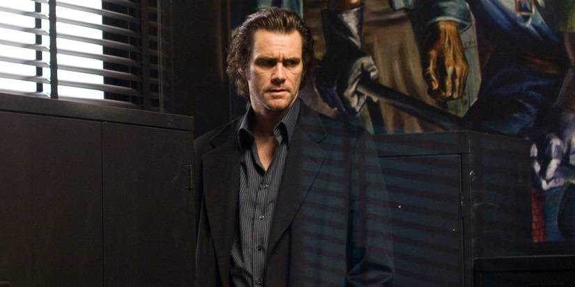 Jim Carrey as Detective Fingerling looking at a person offscreen in 'The Number 23