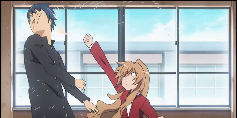 Seorang gadis kecil meninju pria yang lebih tinggi di serial anime Toradora.