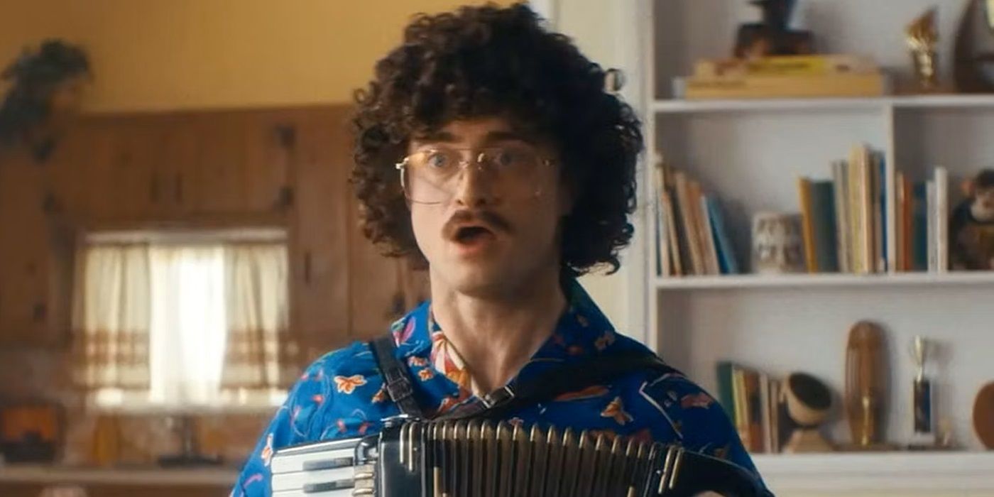 Daniel Radcliffe como Weird Al sosteniendo un acordeón en su sala de estar en Weird: The Al Yankovic Story