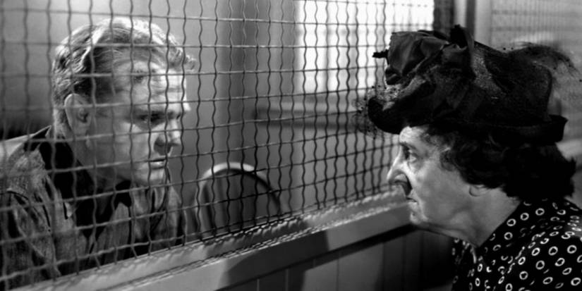 James Cagney's Cody talking behind a screen to his mother, Maragret Wycherly's Ma in White Heat